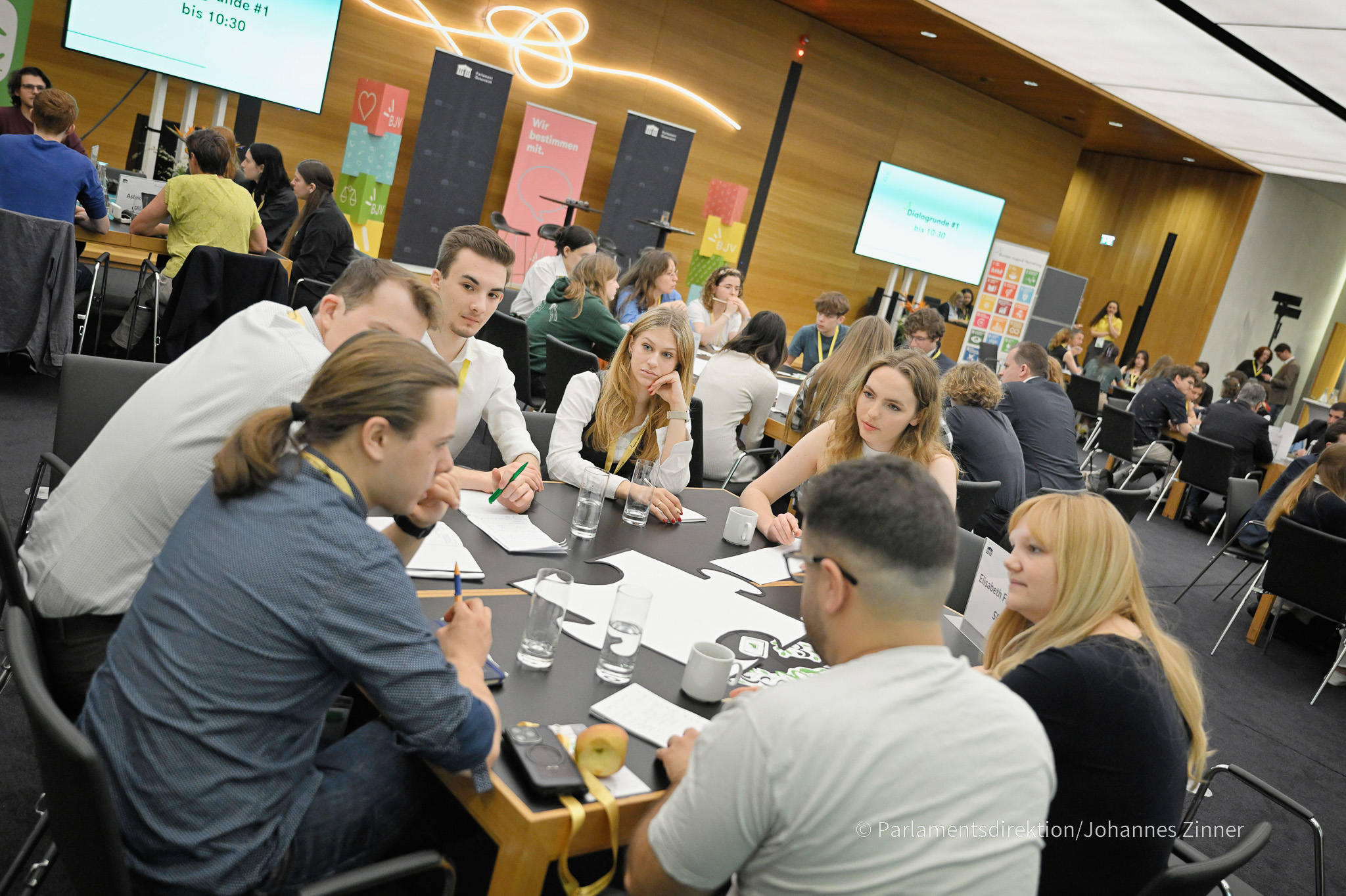 Blick Richtung Veranstaltungsteilnehmer:innen