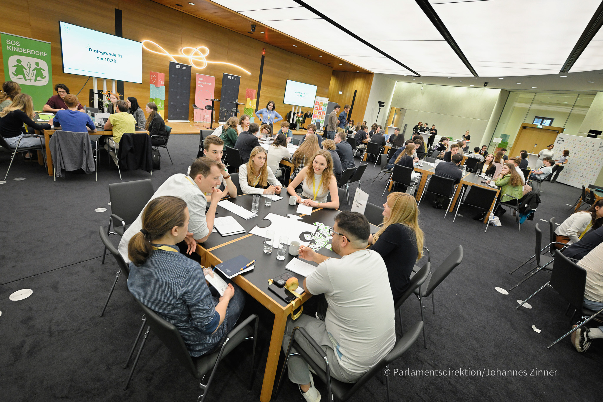 Blick Richtung Veranstaltungsteilnehmer:innen