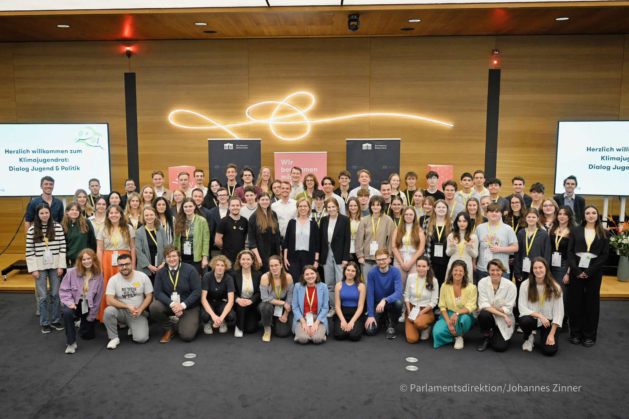 Gruppenfoto der Veranstaltungsteilnehmer:innen mit Klimaministerin Leonore Gewessler (GRÜNE)