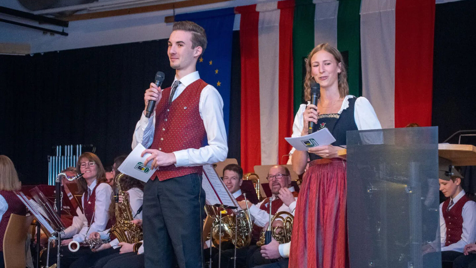 Viktor bei Moderation des Vereinskonzerts