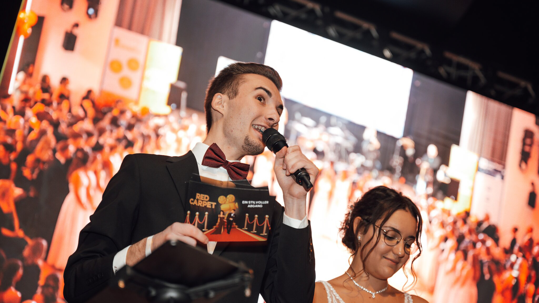 Viktor bei Moderation des Maturaballs der BHAK Perg