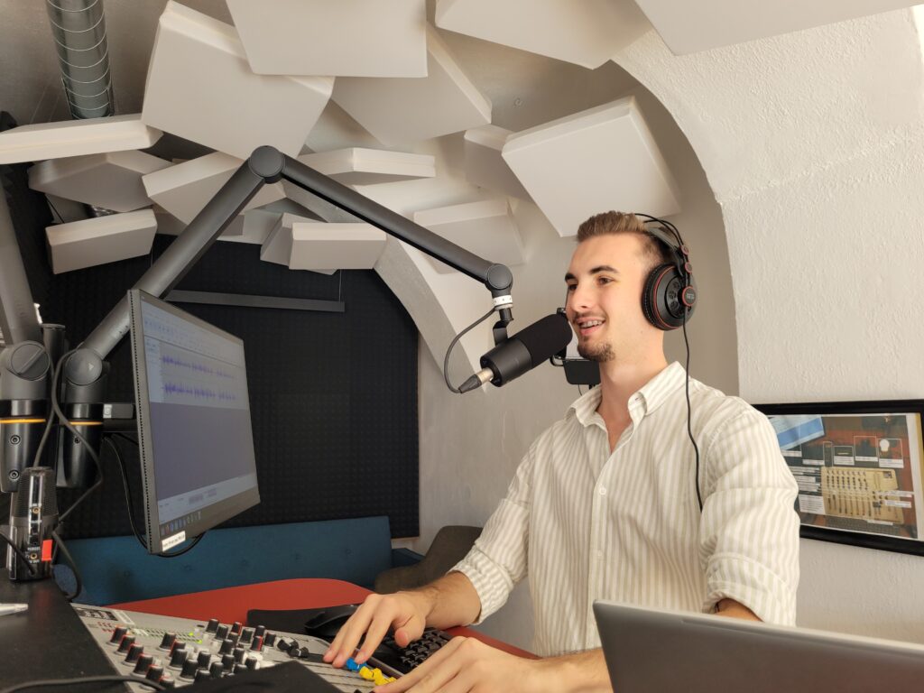Viktor Palkoska moderiert im FRF-Studio