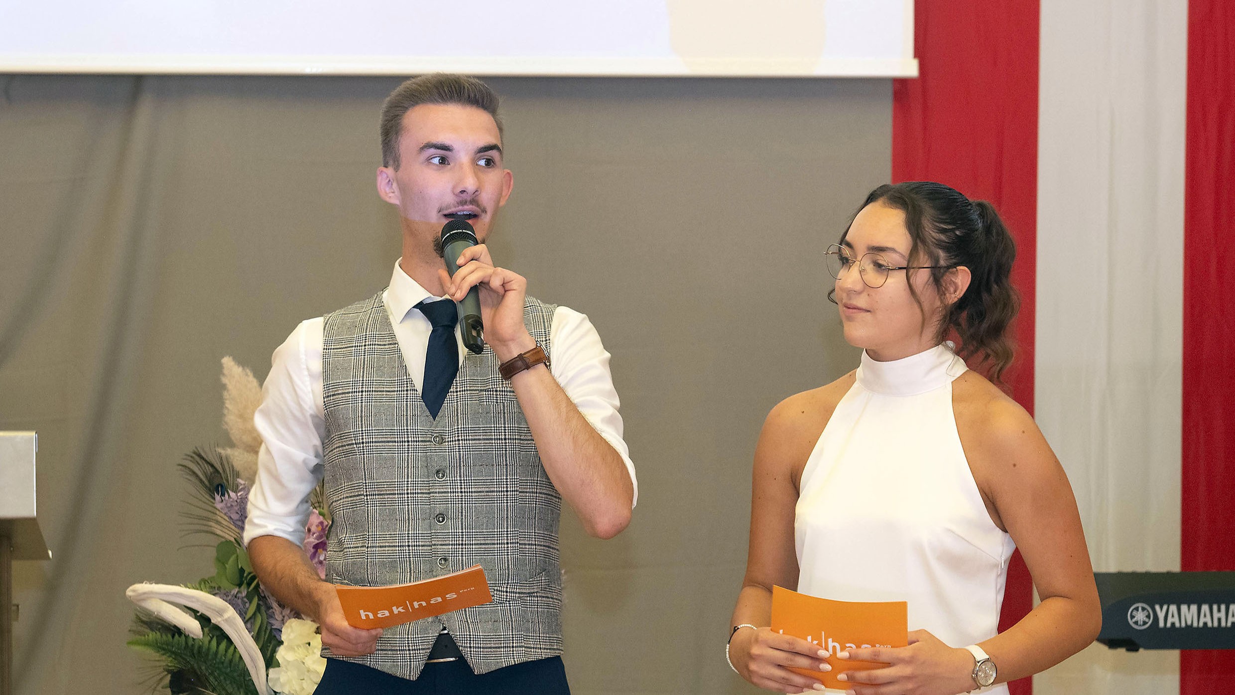 Viktor bei Moderation der Maturafeier der BHAK Perg