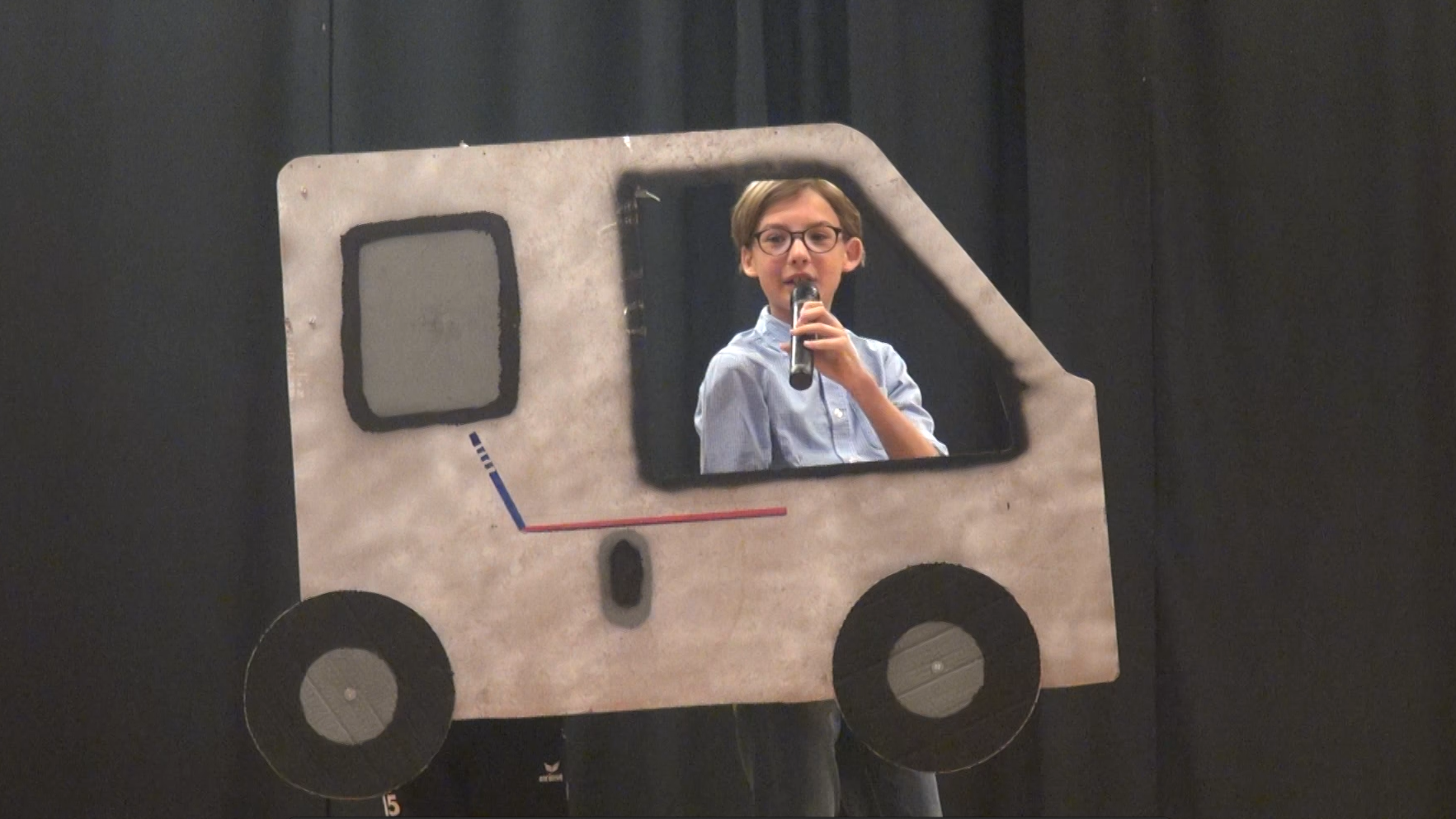 Viktor als Kind bei seiner ersten Eventmoderation