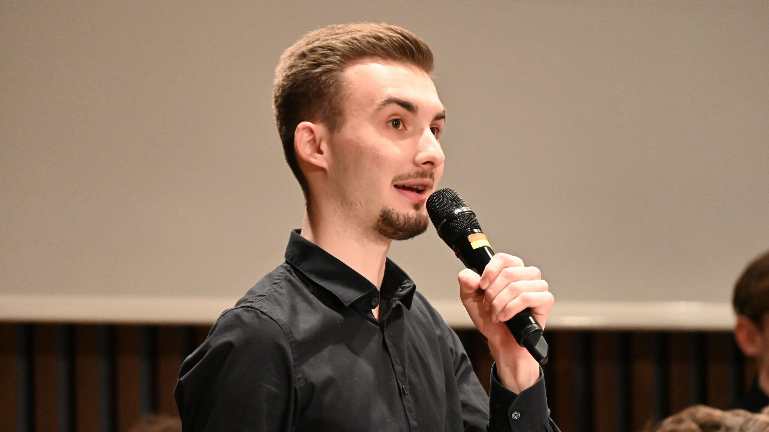 Viktor Palkoska moderiert das BJO-Konzert